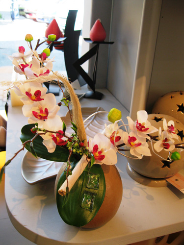 Orchidées artificielles blanches dans une coupe