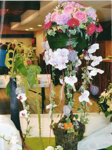 Composition de mariage en cascade, roses et orchidées blanches