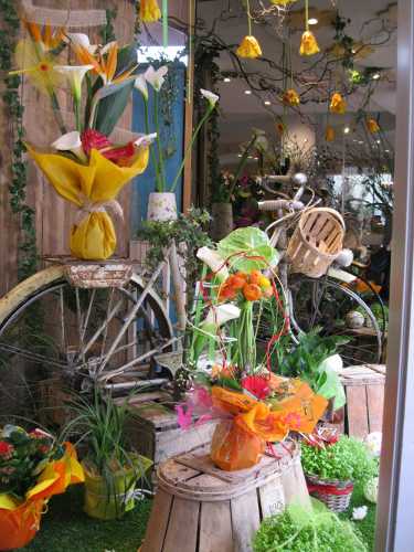 Vitrine de la boutique avec vélo ancien et compositions jaunes